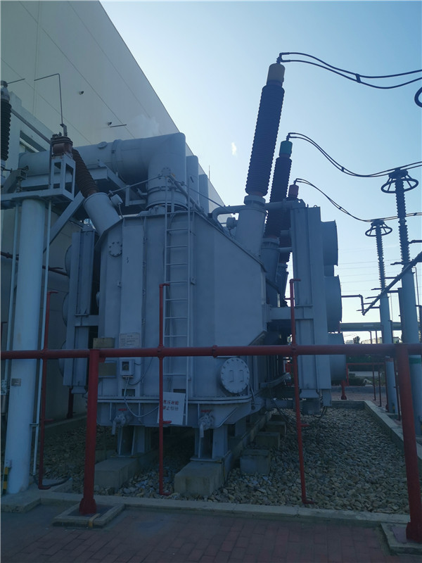我公司承接龍口南山集團SFP11-400000/220KVA超高壓電力變壓器維護保養現場。
